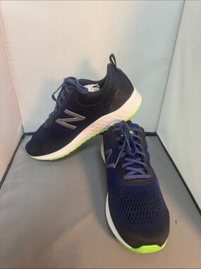 New Balance Fresh foam new Men's 10.5 Athletic Running Shoes.